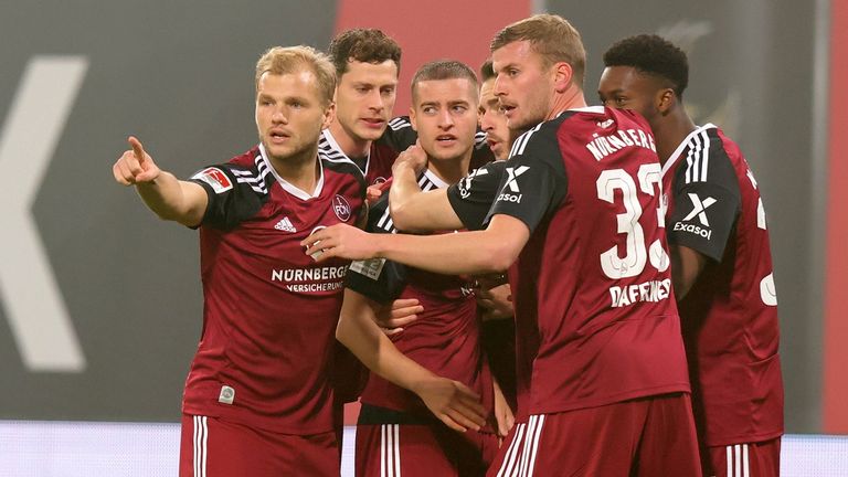 Die Spieler des 1. FC Nürnberg laufen am Sonntag in einem Sondertrikot auf.