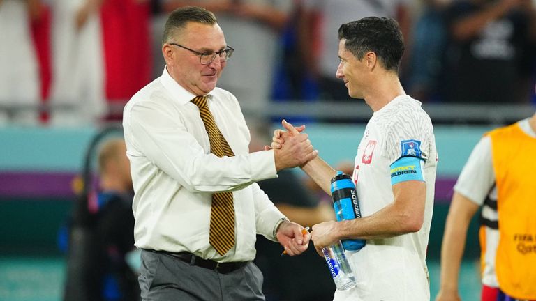 Czeslaw Michniewicz und Robert Lewandowski sind trotz einer Niederlage gegen Argentinien im WM-Achtelfinale.