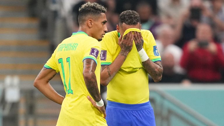 Raphinha (l.) versteht die Reaktionen auf Neymars Verletzung nicht. 