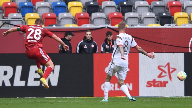 Rouwen Hennings (l.) schießt Fortuna Düsseldorf gegen St. Pauli zum achten Saisonsieg.