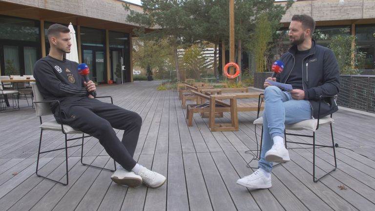 Schalkes Tom Krauß im Interview mit Sky Reporter Christian Akber-Sade.
