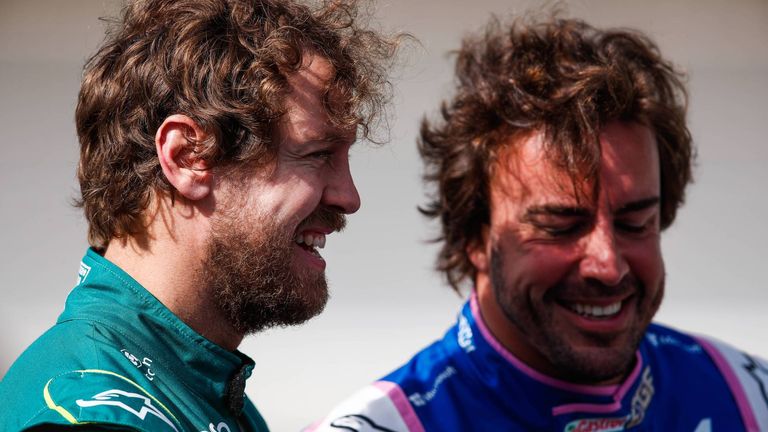 Fernando Alonso ehrt seinen langjährigen Konkurrenten Sebastian Vettel mit einem besonderen Helm beim Großen Preis von Abu Dhabi.