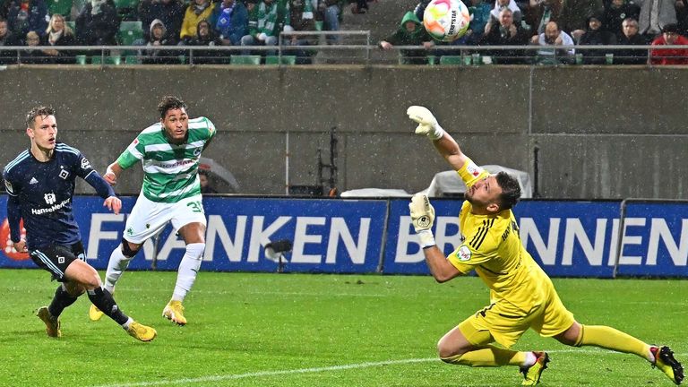 Fürths Armindo Sieb (M.) sorgt mit seinem Treffer gegen den HSV für die Entscheidung. 