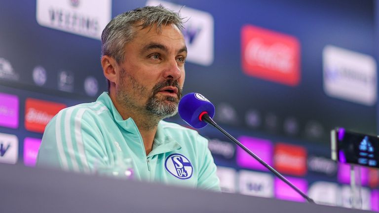 Schalke-Trainer Thomas Reis stellt sich den Fragen der Journalisten.
