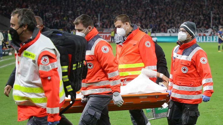 Stuttgarts Wataru Endo verletzt sich gegen Hertha am Kopf.