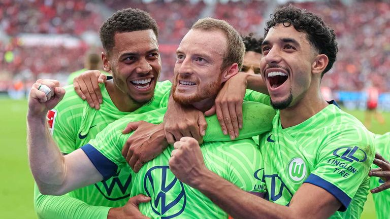 Wolfsburgs Maximilian Arnold (mitte) hofft auf eine WM-Nominierung für Katar.