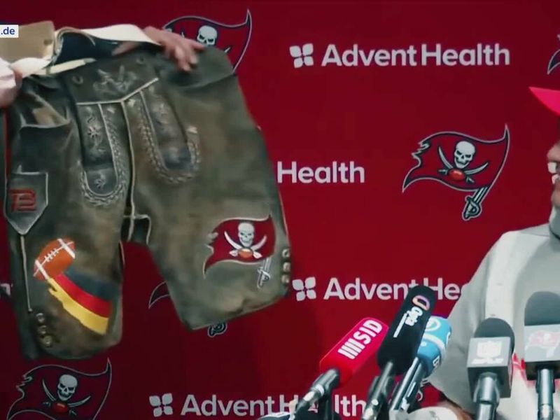 Huch, eine Lederhose für Tom Brady! So cool scherzt der NFL