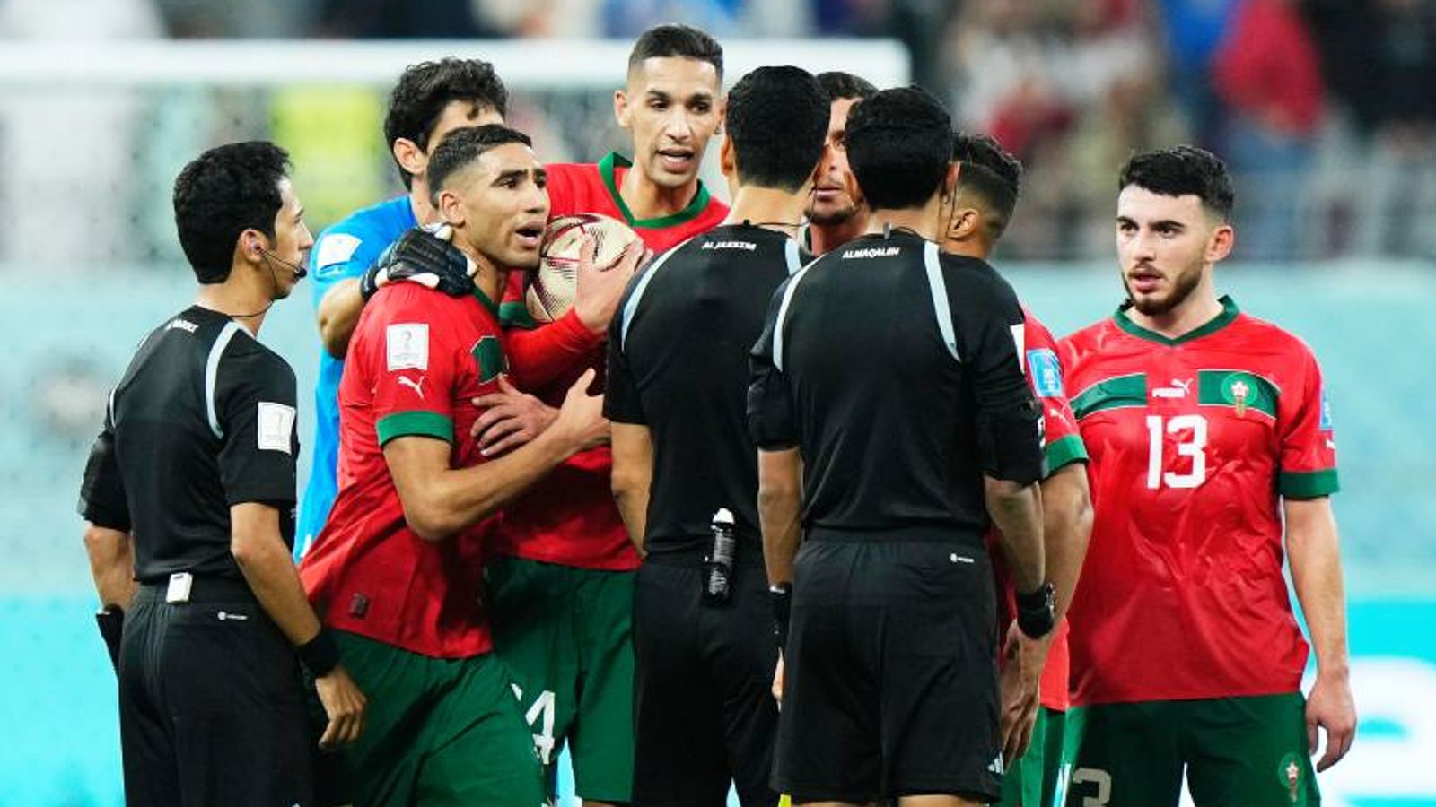 WM 2022 Marokkaner bedrängen Schiedsrichter nach Niederlage gegen Kroatien Fußball News Sky Sport