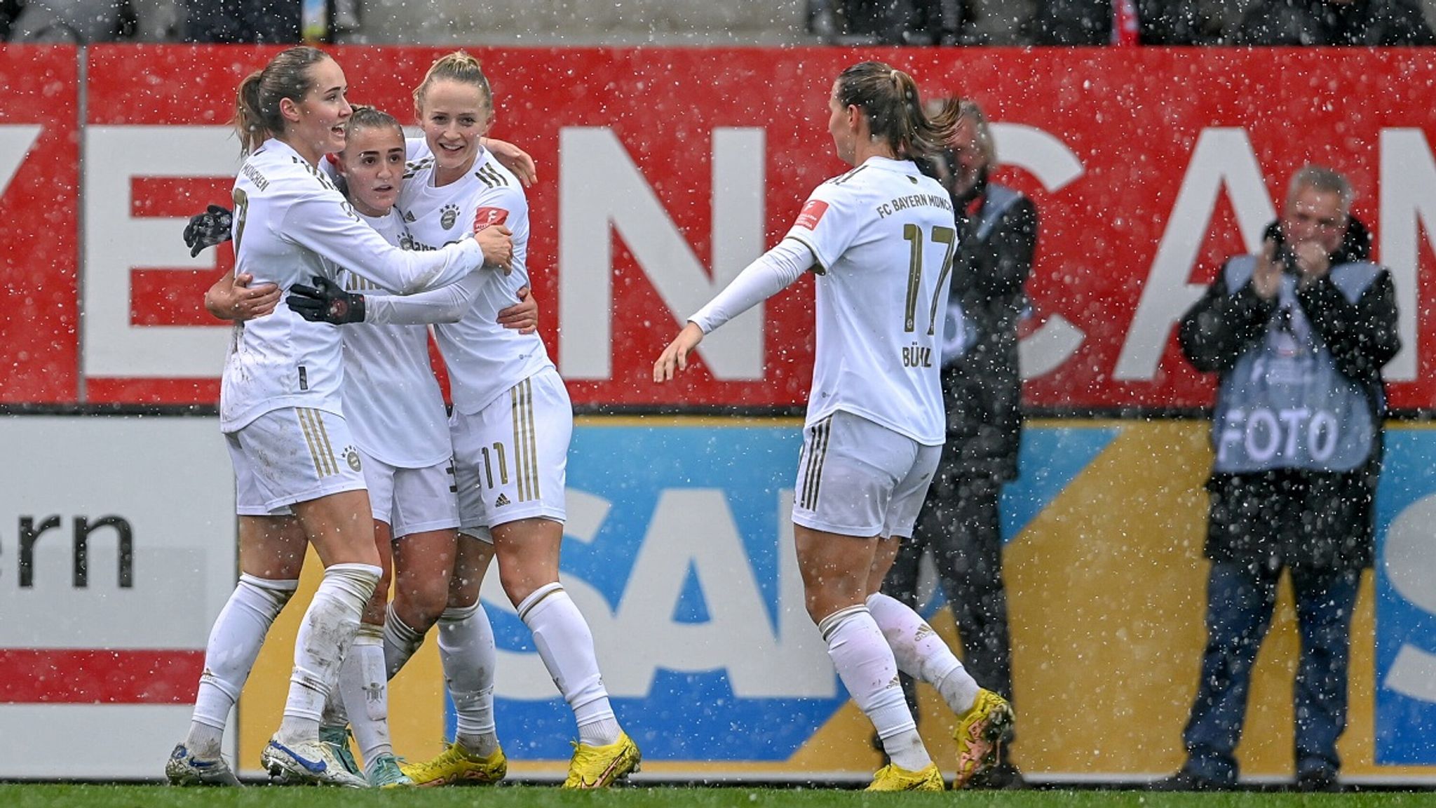 Frauen Bundesliga: FC Bayern Besiegt Bayer 04 Leverkusen | Fußball News ...