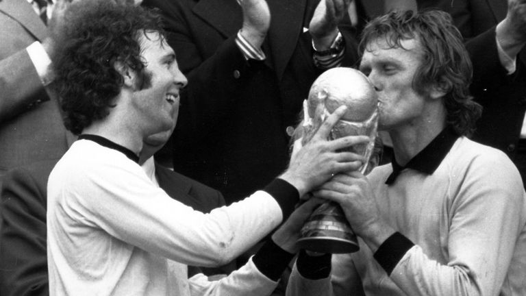 Deutschland – die Jahrhundertelf u.a. mit Beckenbauer, Maier, Müller, Breitner, Netzer, Hoeneß: Europameister 1992 und Weltmeister 1974 in München.
