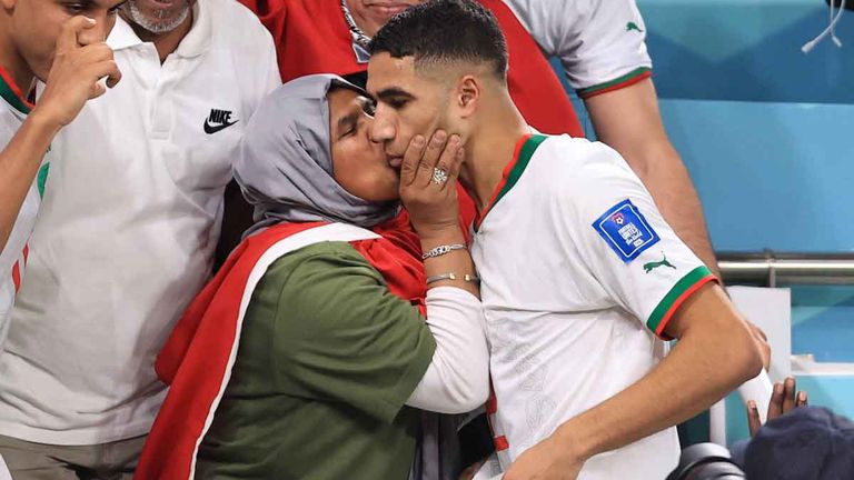 Marokkos Achraf Hakimi wird auf der Tribüne von seiner Mutter geherzt.