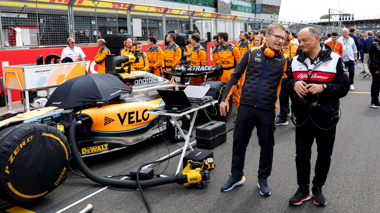 Andreas Seidl (2.v.r.) wechselt von McLaren zu Alfa Romeo und übernimmt dort den CEO-Posten von Frederic Vasseur (r.). Der Franzose heuert bei Ferrari an.