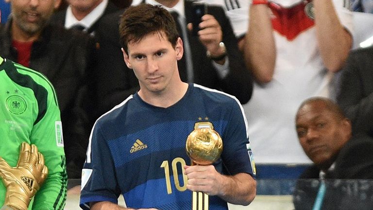 Zehn Mal wurde Messi mit der "Man of the match"-Trophäe ausgezeichnet. Auch das ist ein Höchstwert. Bei der WM 2014 erhielt er die Auszeichnung vier Mal, diesen Rekord teilt er mit Wesley Sneijder (NED).