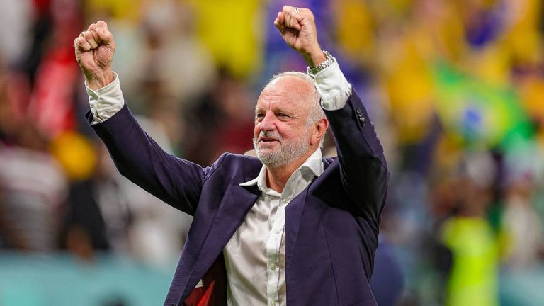Graham Arnold (Australien): Mit einem Sieg gegen Dänemark führte Arnold seine Australier zum zweiten Mal in der Historie in die K.o.-Runde einer Weltmeisterschaft. 2018 übernahm er die Aussies, sein Vertrag läuft nach der WM 2022 aus.