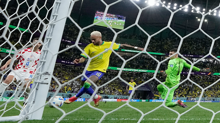 Neymar trifft gegen Kroatien im WM-Viertelfinale und zieht mit Brasilien-Legende Pele gleich.