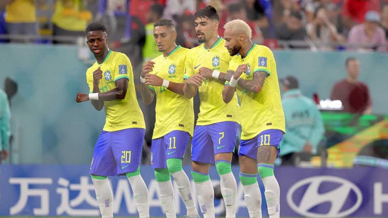 Brasilien tanzt nach den Toren gegen Südkorea.
