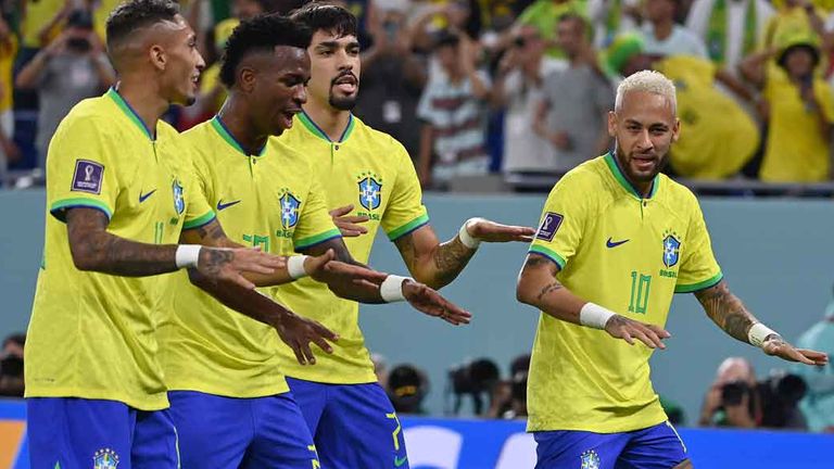 Brasiliens Spieler um Neymar (r.) bejubel ein Tor gegen Südkorea mit einem Tänzchen.