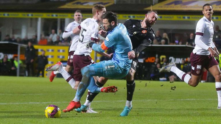 Schottlands Nationalkeeper Craig Gordon (vorne) erleidet bei einem Zusammenprall im Ligaspiel seines Klubs FC Heart of Midlothian gegen Dundee United eine schwere Verletzung.