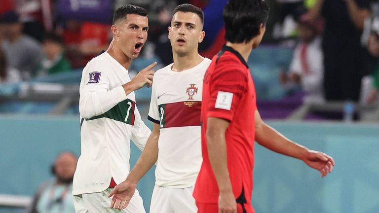 Portugals Superstar Cristiano Ronaldo gerät nach seiner Auswechslung mit einem Südkoreaner verbal aneinander.