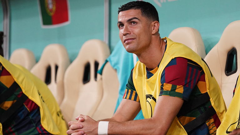 Ungewohntes Bild: Cristiano Ronaldo sitzt beim WM-Achtelfinale von Portugal auf der Bank.