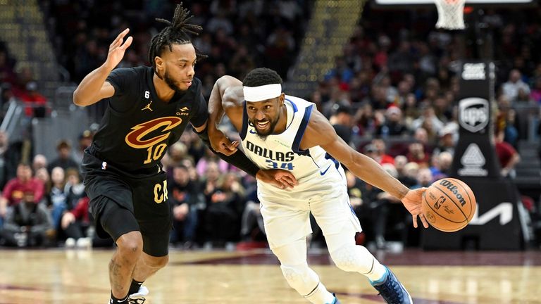 Dallas Mavericks Kemba Walker (r.) und Cleveland Cavaliers Guard Darius Garland (l.).