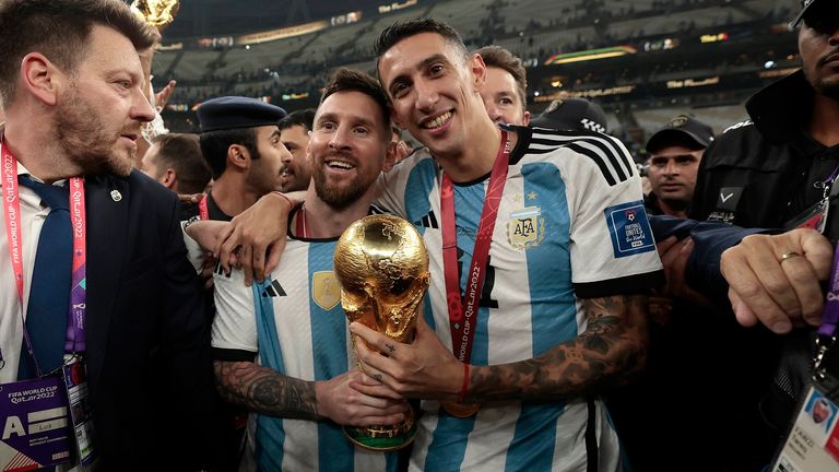 Die argentinische Nationalmannschaft um Angel Di Maria und Lionel Messi ist zurück in ihrem Heimatland angekommen.