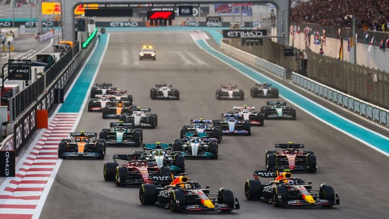 FORMEL 1: Das Saisonfinale wie seit vielen Jahren auf dem Yas Marina Circuit in Abu Dhabi. Zum letzten Mal heulen die Motoren am 16.11. auf. Wird es für Max Verstappen in dem Rennen abermals um den Weltmeistertitel gehen? Das Rennen gibt's live bei Sky. 