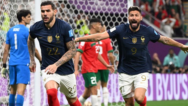 Frankreich bejubelt den Sieg gegen Marokko und steht erneut im WM-Finale. 