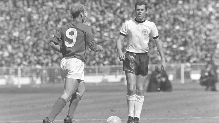 Franz Beckenbauer (Deutschland): Der 20-jährige "Kaiser" ist bei der WM 1966 eine wichtige Stütze im deutschen Team und scheitert mit Deutschland nur knapp im Finale an Gastgeber England.