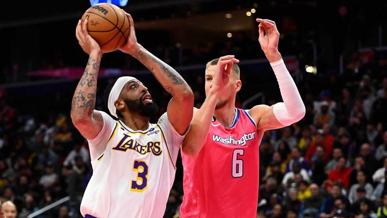Anthony Davis (l.) führt die LA Lakers zum Sieg in der NBA bei den Washington Wizards.