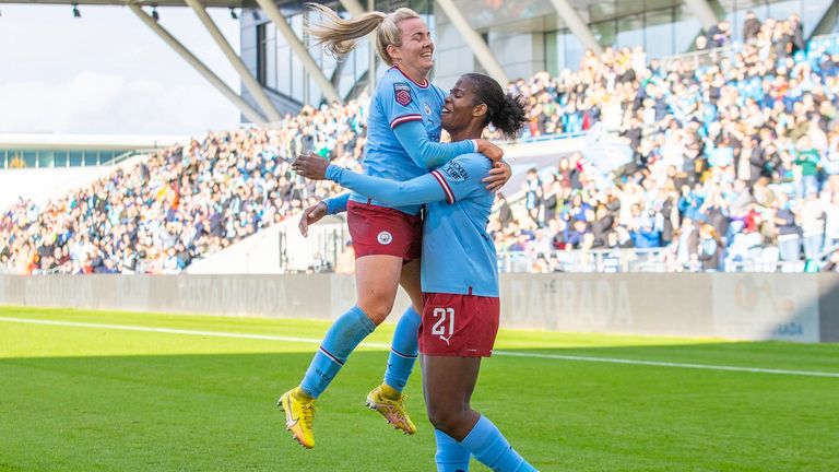 Citys Erfolgsgarantin Lauren Hemp (links) und Khadija Shaw (rechts) beim Torjubel. 