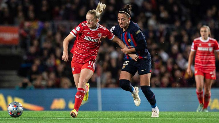 Das Hinspiel verloren die Bayern-Frauen um Lea Schüller (M.) bei den Frauen des FC Barcelona mit 0:3 - gelingt in der Allianz Arena die Revanche?