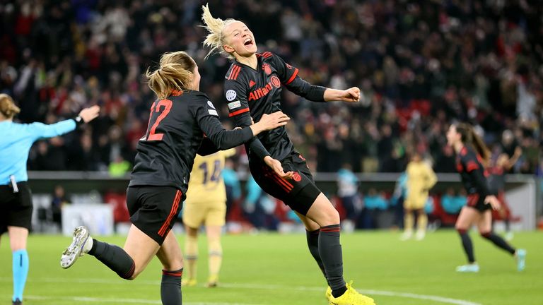 Bayerns Lea Schüller (r.) und Sydney Lohmann feiern den Sieg gegen die Frauen des FC Barcelona.