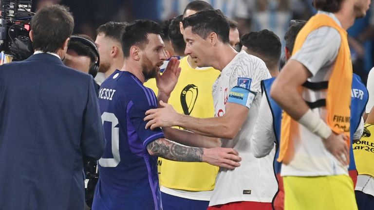 Unterhielten sich nach Spielende locker miteinander: Lionel Messi und Robert Lewandowski.
