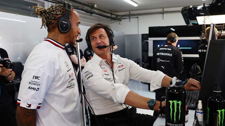 Könnten auch noch die kommenden Jahre bei Mercedes zusammenarbeiten: Lewis Hamilton (l.) und Toto Wolff (r.).