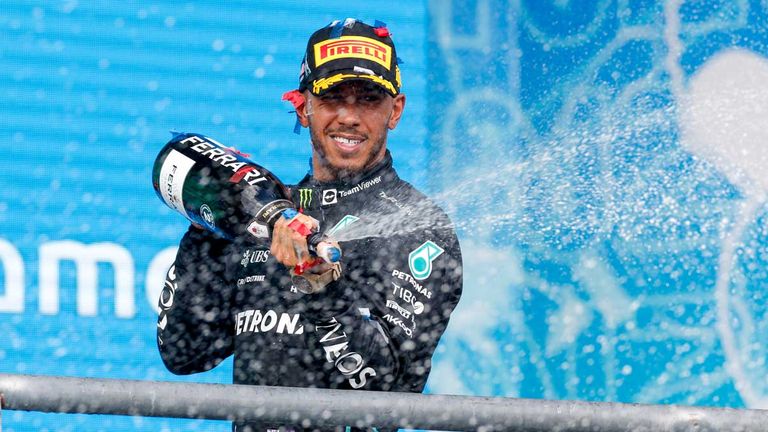 Lewis Hamilton fährt seit 2013 sehr erfolgreich für Mercedes. 2022 blieb er allerdings zum ersten Mal ohne Saisonsieg.