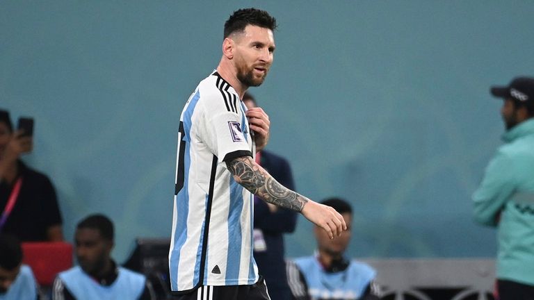Lionel Messi muss nach dem WM-Sieg gegen Mexiko (2:0) Kritik abseits vom Sport über sich ergehen lassen.