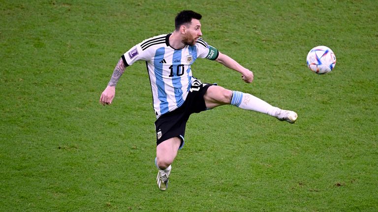 Wenn Messi im Finale mehr als 23 Minuten spielt, stellt er Paolo Maldinis Rekord (2.194) für die meisten Spielminuten bei Weltmeisterschaften ein. 