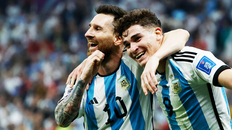 Lionel Messi (l.) feiert mit Julian Alvarez den Einzug ins WM-Finale von Argentinien in Katar.