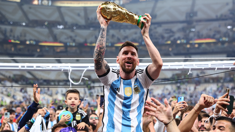 Lionel Messi wird von argentinischen Fans nach dem WM-Sieg im Stadion auf den Händen getragen.