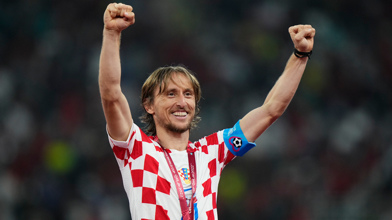Kroatiens Superstar Luka Modric hängt auch nach der WM seine Schuhe noch nicht an den Nagel.