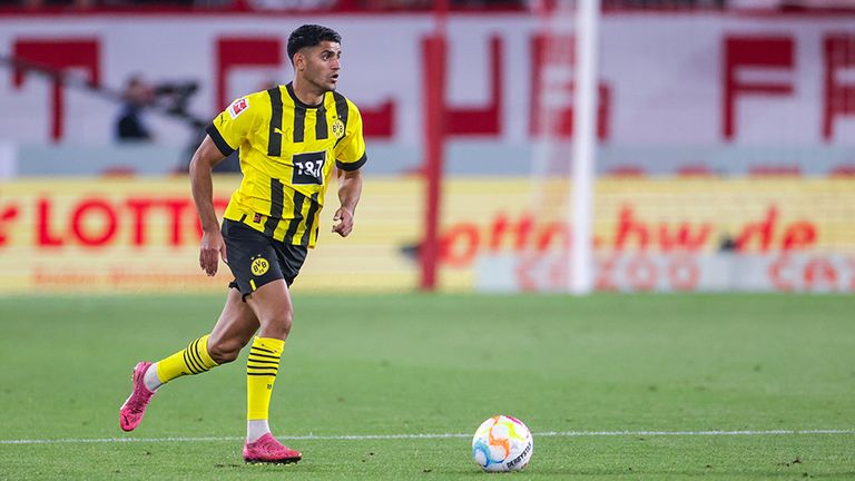 Mahmoud Dahoud (Vertrag bis 30. Juni 2023): Der Mittelfeldspieler hat immer wieder mit Rückschlägen (zuletzt Schulter-OP) zu kämpfen. Unter Terzic in beiden Amtszeiten ein wichtiger Faktor. Der BVB dürfte sich bald mit Dahoud zusammensetzen.