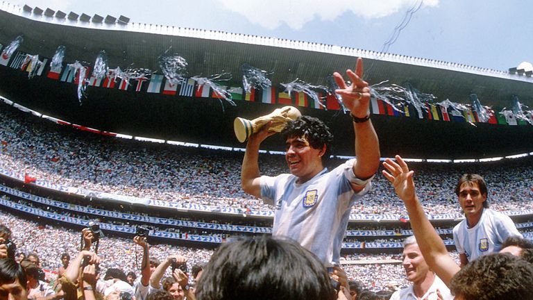 Argentinien – der Goldjunge führt die goldene Generation an u.a. mit Maradona, Valdano, Burruchaga: Die Albiceleste holt 1986 den WM-Titel gegen Deutschland und Maradona erzielt gegen England das Jahrhunderttor und zeigt "die Hand Gottes".