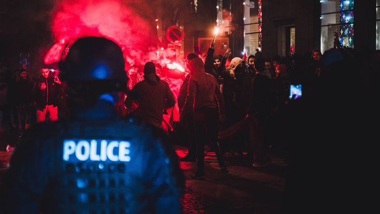 Mehr als 100 randalierende Fans wurde nach Ausschreitungen in Paris festgenommen.
