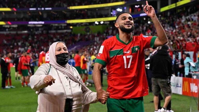 Marokkos Sofiane Boufal feiert nach dem Viertelfinalsieg über Portugal zusammen mit seiner Mutter.