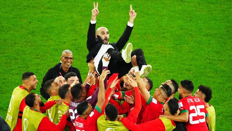 Marokko gewinnt gegen Spanien im Elfmeterschießen und feiert die Sensation.