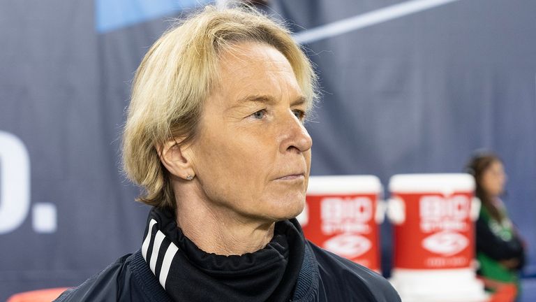 Bundestrainerin Martina Voss-Tecklenburg beobachtet die Fortschritte im Frauen-Fußball.