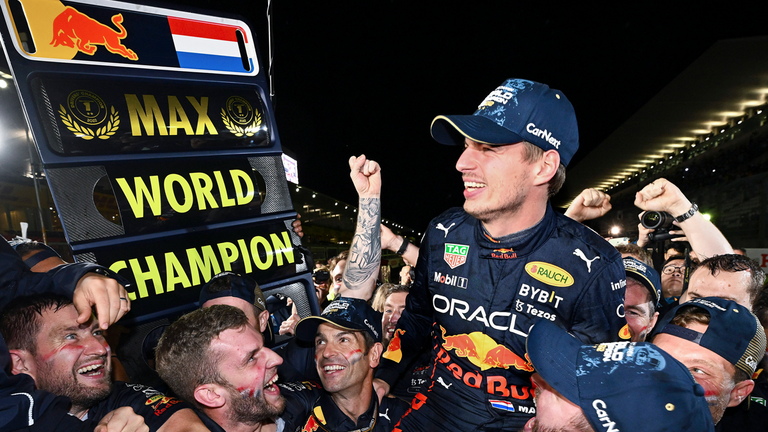 Max Verstappen ist 2021 und 2022 Formel-1-Weltmeister geworden.