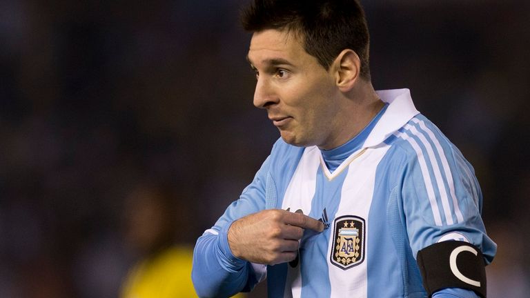 Schon jetzt an der Spitze: Messi hat mit 18 Spielen die meisten WM-Einsätze als Kapitän vorzuweisen. Hinter ihm liegen mit jeweils 16 Partien Rafa Marquez (Mexiko) und Diego Maradona (Argentinien).