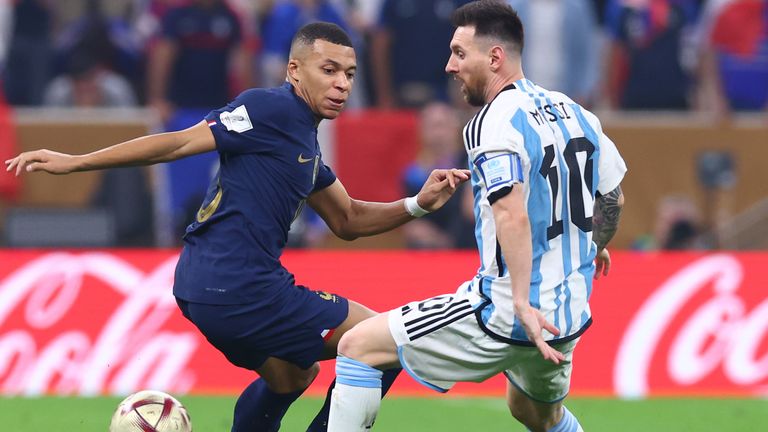 Lionel Messi (r.) gewinnt mit Argentinien ein episches WM-Finale gegen Kylian Mbappe und Frankreich. 